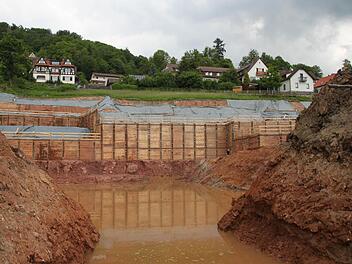Dunkel hängt der Himmel im Frühjahr 2013 über der Baugrube für das neue Haus Waldenfels. Noch immer ist nicht klar, wer die Verantwortung für die Schäden trägt. Foto: Ulrike Müller