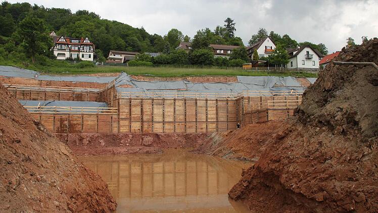 Dunkel hängt der Himmel im Frühjahr 2013 über der Baugrube für das neue Haus Waldenfels. Noch immer ist nicht klar, wer die Verantwortung für die Schäden trägt. Foto: Ulrike Müller