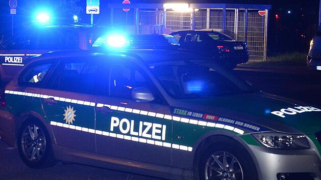 Der Zweiradfahrer geriet offensichtlich wegen &uuml;berh&ouml;hter Geschwindigkeit ins Schleudern und prallte mit dem Heck gegen die Frontsto&szlig;stange des Polizeiautos. Symbolbild: Ronald Rinklef