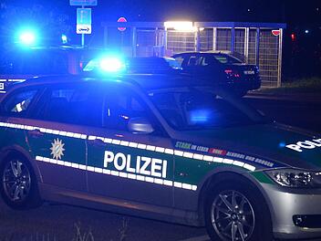 Der Zweiradfahrer geriet offensichtlich wegen &uuml;berh&ouml;hter Geschwindigkeit ins Schleudern und prallte mit dem Heck gegen die Frontsto&szlig;stange des Polizeiautos. Symbolbild: Ronald Rinklef