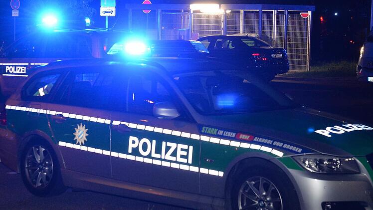 Der Zweiradfahrer geriet offensichtlich wegen &uuml;berh&ouml;hter Geschwindigkeit ins Schleudern und prallte mit dem Heck gegen die Frontsto&szlig;stange des Polizeiautos. Symbolbild: Ronald Rinklef