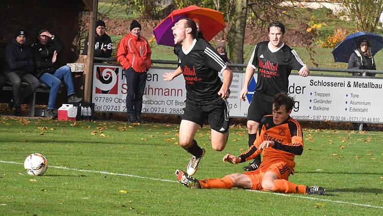 Szene aus dem Spiel des SC Diebach (dunkle Trikots) gegen die DJK Schondra (3:1). Foto: Hopf