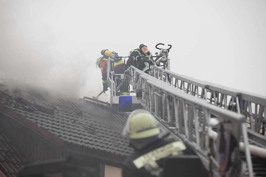 Brand in Doppelhaushälfte: Anderer Gebäudeteil in Mitleidenschaft gezogen - Bewohner leicht verletzt – Feuerwehr muss Dachstuhl öffnen, um Glutnester zu bekämpfen