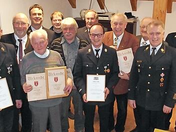 Die Feuerwehr Wildenberg ehrte. Im Bild (v. l.) Stefan Hauck, Bürgermeister Herrmann, Artur Drechsler, Kommandant Häublein, Christian Höfner vom Gemeinderat Weißenbrunn, Manfred Pichl, Vorsitzender Heinz Müller, Günter Wagner, Dieter Wolf, Landrats-Vize Bernd Steger, KBR Joachim Ranzenberger und KBM Markus Reischl. Foto: Robert Grampp
