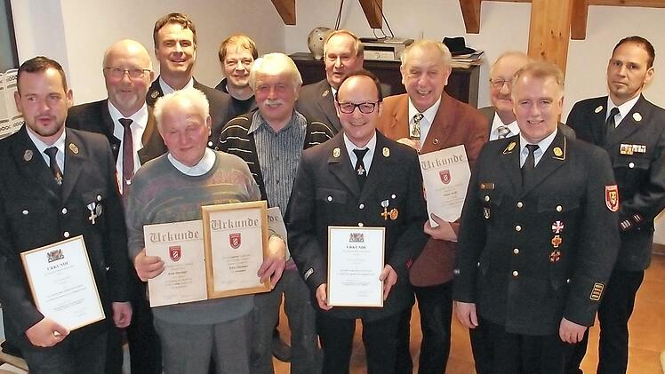 Die Feuerwehr Wildenberg ehrte. Im Bild (v. l.) Stefan Hauck, Bürgermeister Herrmann, Artur Drechsler, Kommandant Häublein, Christian Höfner vom Gemeinderat Weißenbrunn, Manfred Pichl, Vorsitzender Heinz Müller, Günter Wagner, Dieter Wolf, Landrats-Vize Bernd Steger, KBR Joachim Ranzenberger und KBM Markus Reischl. Foto: Robert Grampp