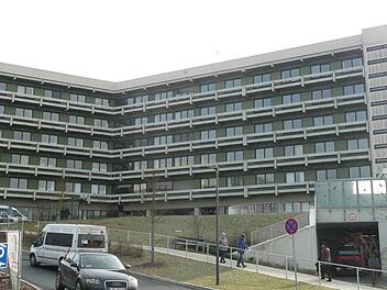 Fünf Etagen umfasst das Helmut-G.-Walther-Klinikum in Lichtenfels. Nach bisherigen Überlegungen sollen diese Flächen auch nach dem Umzug in das neue Klinikgebäude genutzt werden. Popp