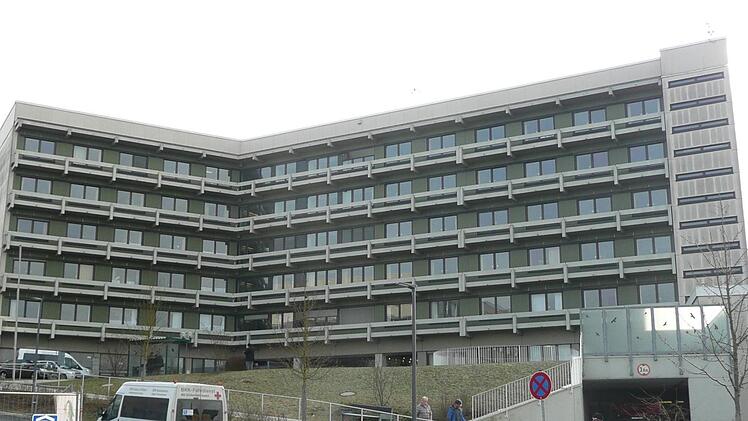 Fünf Etagen umfasst das Helmut-G.-Walther-Klinikum in Lichtenfels. Nach bisherigen Überlegungen sollen diese Flächen auch nach dem Umzug in das neue Klinikgebäude genutzt werden. Popp