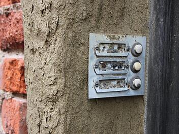 Hier hat schon lange keiner mehr geklingelt. Blick auf eines der vielen leerstehenden Gebäude im Landkreis.Heike Beudert