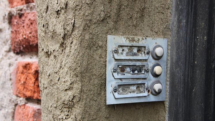 Hier hat schon lange keiner mehr geklingelt. Blick auf eines der vielen leerstehenden Gebäude im Landkreis.Heike Beudert