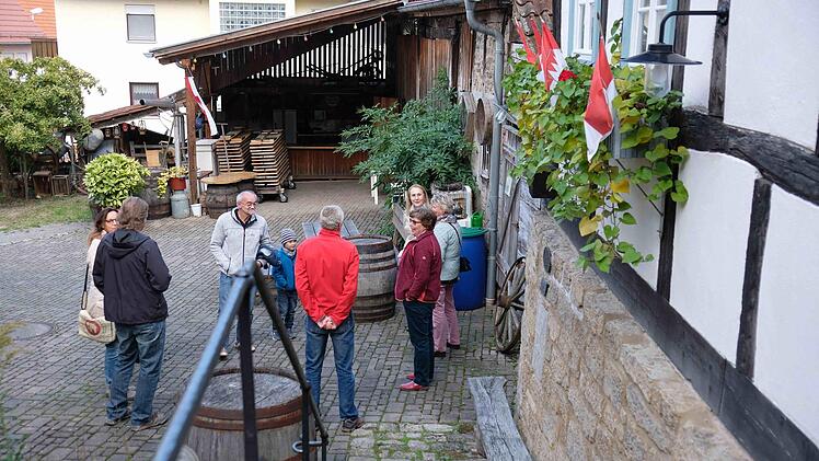 Gern schlossen sich die Besucher der fachkundigen Führung von Ingrid Mützel durch das historische Anwesen Schreinershaus an.Gerd Schaar