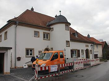 Die in den 1920ern errichtete alte Schule in Au. Wo einst unterrichtet wurde und Lehrer eine Wohnung hatten, entsteht nun eine moderne Praxis für Physiotherapie.  Veronika Schadeck