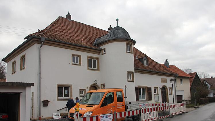 Die in den 1920ern errichtete alte Schule in Au. Wo einst unterrichtet wurde und Lehrer eine Wohnung hatten, entsteht nun eine moderne Praxis für Physiotherapie.  Veronika Schadeck