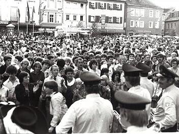 1982: Eröffnung des Altstadtfests auf dem proppenvollen Marktplatz.Foto: BR-Archiv