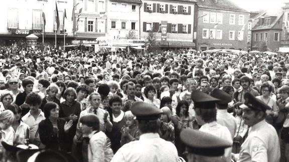 1982: Eröffnung des Altstadtfests auf dem proppenvollen Marktplatz.Foto: BR-Archiv