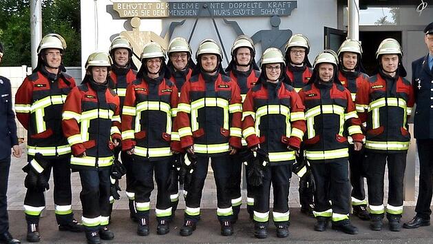 Die 16 neuen Schutzjacken im Gesamtwert von knapp 8000 Euro hat der F&ouml;rderverein komplett aus Eigenmitteln finanziert.  Foto: Petra Malbrich