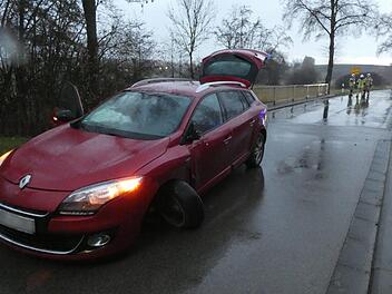 Die drei Insassen des Renault blieben unverletzt und kamen mit dem Schrecken davon. Die Straße wurde wegen des Unfalls gesperrt. Christian Licha