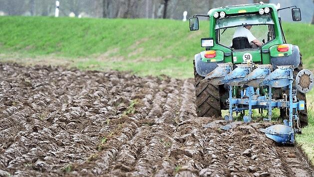 Ein paar Zentimeter zu viel gepfl&uuml;gt k&ouml;nnen den Landwirt in Schwierigkeiten bringen.