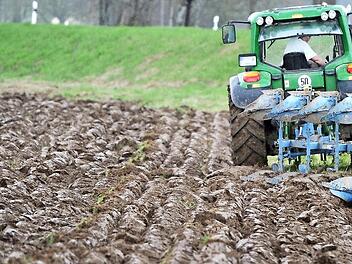 Ein paar Zentimeter zu viel gepflügt können den Landwirt in Schwierigkeiten bringen.