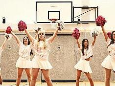 Zur Halbzeit pr&auml;sentierten die Zehntkl&auml;ssler ein buntes Showprogramm.