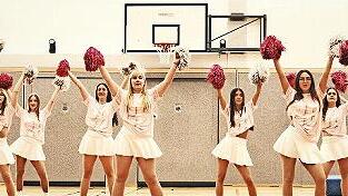 Zur Halbzeit pr&auml;sentierten die Zehntkl&auml;ssler ein buntes Showprogramm.