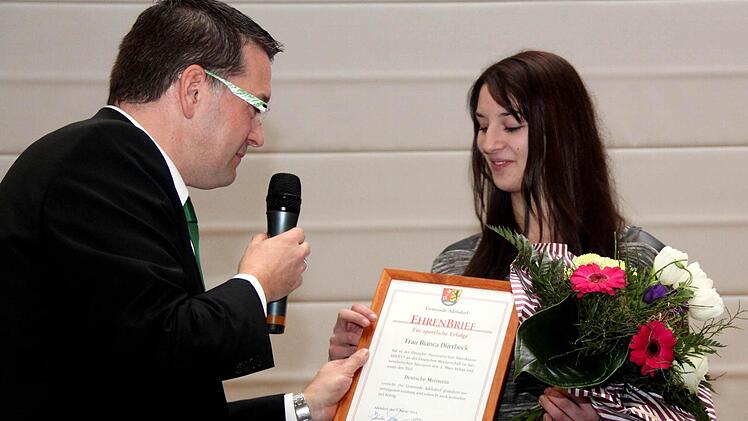 Bianca Dürrbeck wird geehrt.