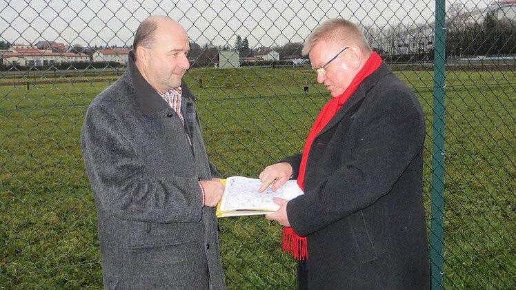 Norbert Kirsch (r.) war nur einer der Landratskandidaten, die sich bei Werner Stöcker über die Pläne informierten. Foto: Sonja Werner