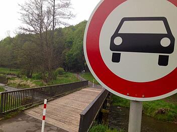 Die Sinnbrücke bei Wernarz ist wegen maroder Holzbalken nicht mehr befahrbar. Foto: Sebastian Schmitt-Mathea