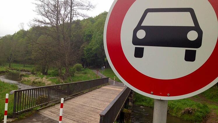 Die Sinnbrücke bei Wernarz ist wegen maroder Holzbalken nicht mehr befahrbar. Foto: Sebastian Schmitt-Mathea