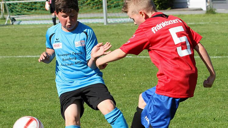 Der Sander Lukas Schlegelmilch (links) im Zweikampf im Spiel gegen Costa Rica (RSV Drosendorf). Foto: Günther Geiling