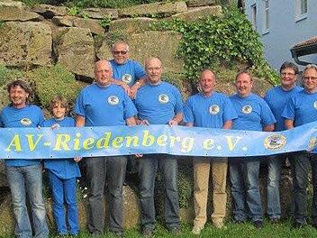 Ein Teil der Mitglieder des Angelvereins Riedenberg präsentiert ihr neues Banner. Foto: Evelyn Schneider