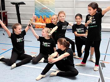 Stolz sind die Adelsdorfer Gardetänzerinnen. Fotos: Johanna Blum