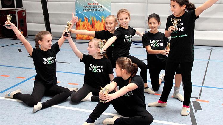 Stolz sind die Adelsdorfer Gardetänzerinnen. Fotos: Johanna Blum