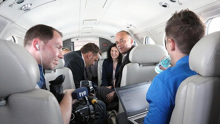 Gespräche in der Kabine - vier Journalisten reisen mit.
