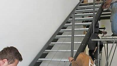 Mit vereinten Kräften wird die Treppenkonstruktion aufgebaut.Foto;: Arnold Nöth