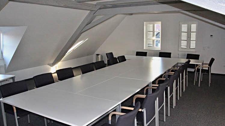 Hell und freundlich, der Sitzungssaal im Obergeschoss nach seiner Renovierung. Bald können die Räte auf neuen Stühlen und an neuen Tischen Platz nehmen.  Foto: Helmut Will
