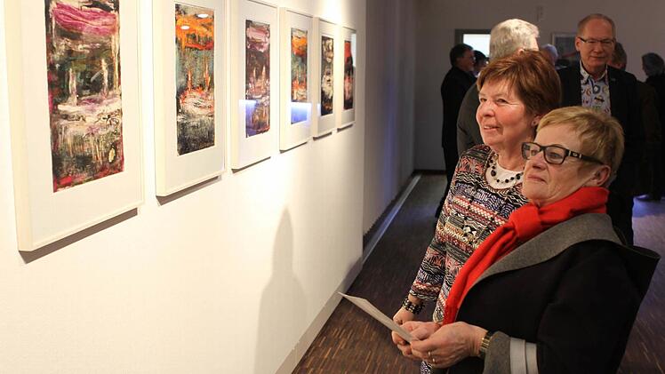Nach der offiziellen Ausstellungseröffnung konnten die Werke von Horst Thürheimer intensiv begutachtet werden. Foto: Michael Wunder