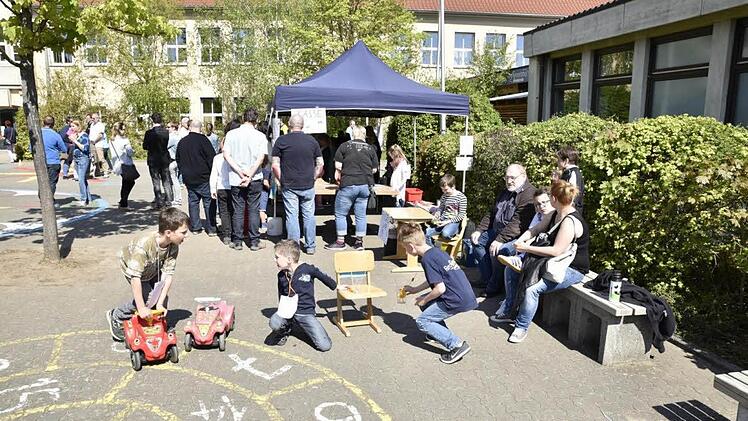 Mit einem großen Fest wurde der Pausenhof von den Schülerinnen, Schülern, Lehrern und Eltern offiziell eingeweiht. Foto: Gerold Snater