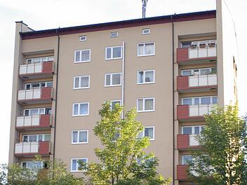 Mit einem neuen Aufzug und einem barrierefreien Zugang kam die Wohnungsbaugenossenschaft dem Wunsch ihrer Mieter im Anwesen Adolf-Kolping-Straße nach.  Foto: Winfried Ehling