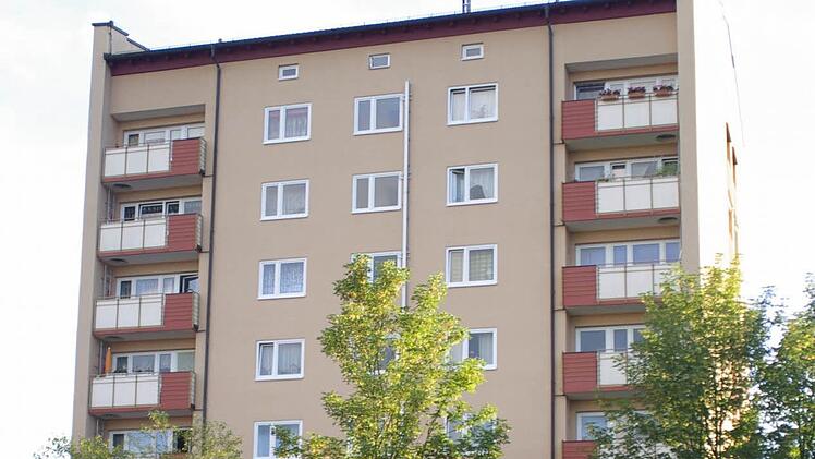 Mit einem neuen Aufzug und einem barrierefreien Zugang kam die Wohnungsbaugenossenschaft dem Wunsch ihrer Mieter im Anwesen Adolf-Kolping-Straße nach.  Foto: Winfried Ehling