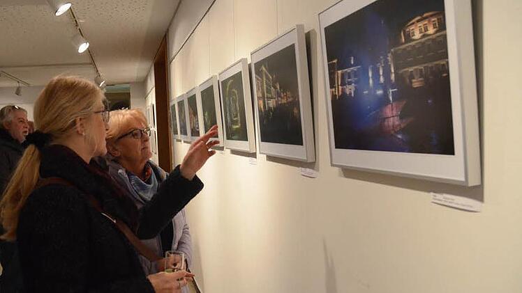 "Richtig schön!" so oder ähnlich war es immer wieder beim Rundgang durch die Fotogalerie zu hören. Foto: Karl-Heinz Hofmann