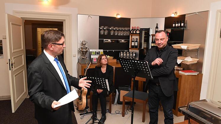 Das Duo ThomKa sorgte für die musikalische Umrahmung. Alexander Müller im Gespräch mit Katharina Hargens und Thomas Eschenbacher Foto: Ronald Rinklef