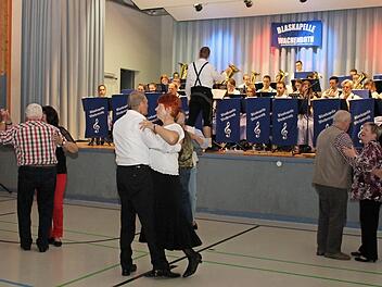 Auch Gäste aus Höchstadt, Lonnerstadt, Mühlhausen, Steppach, Pommersfelden und Zentbechhofen waren unter den Tänzern in Wachenroth auszumachen. Foto: Evi Seeger