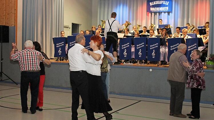Auch Gäste aus Höchstadt, Lonnerstadt, Mühlhausen, Steppach, Pommersfelden und Zentbechhofen waren unter den Tänzern in Wachenroth auszumachen. Foto: Evi Seeger