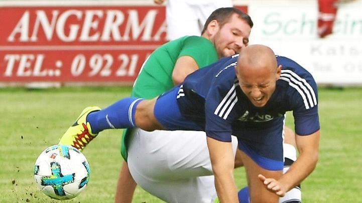 Der Katschenreuther Sebastian Hoffmann stoppt Jaroslav Smrha.  Foto: Monika Limmer