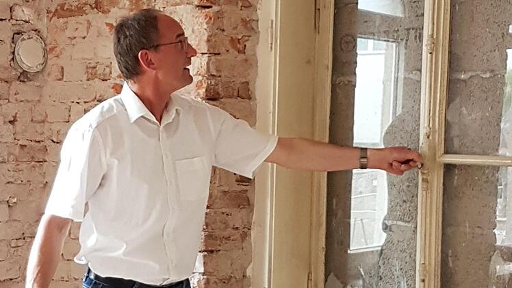 Außen Mauerwerk, innen ein historisches Fenster. Foto: Marco Meißner