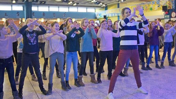 Rebecca Häublein, die neben Französisch auch Sport unterrichtet, hatte den Tanz mit einigen Schülerinnen eingeübt und gab während des Flashmobs den Takt vor.  Foto: Martin Würstlein