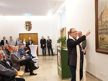 Pfarrer Thomas Eschenbacher segnet das Rathausinnere.Foto: Arkadius Guzy