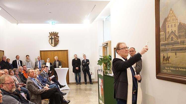 Pfarrer Thomas Eschenbacher segnet das Rathausinnere.Foto: Arkadius Guzy