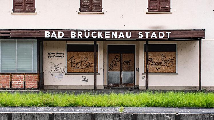 Von außen: Der Bahnhof Bad Brückenau wurde bis zum Jahr 1988 regulär von Personenzügen angefahren. Foto: Jürgen Hüfner