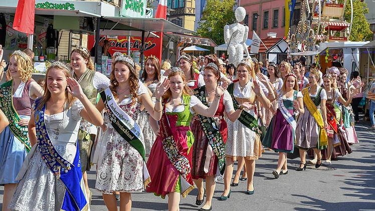 Gleichzeitig fand das größte Königinnentreffen Nordbayerns in Lichtenfels statt. Die von Korbstadtkönigin Alicia I. eingeladenen Kolleginnen nahmen auch am festlichen Einzug teil.